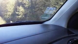 Molliges Eighteen fickt sich im Auto