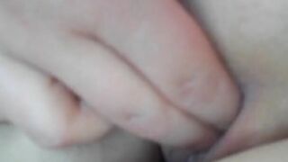 Molliges Eighteen fickt sich im Auto