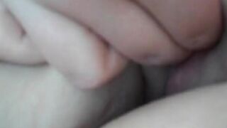 Molliges Eighteen fickt sich im Auto