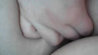 Molliges Eighteen fickt sich im Auto