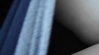 Molliges Eighteen fickt sich im Auto