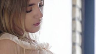 "Hot MILF Oxford Chase Fingers Her Way To A Sensual Orgasm"