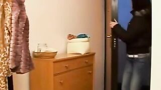Kitchen-Sink-Sexcapades! Hot blonde babe with hairy pussies masturabtes in kitchen sink while cooking dinner