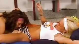 Fist-fucking Lesbians - Girlfriend Fisting Her Brunette Babe