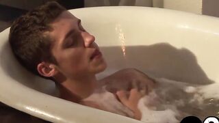 Cute twinkie couple blowing and anal ramming in the toilet