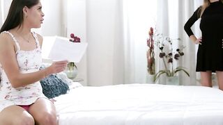Stepmom and teen climax together while tribbing