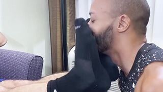 MaleFeetXXX.com - Hairy hunk Ricky Larkin's feet worshiped by handsome black gay