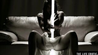 hot nude dark hair fingerbangs herself to an extreme orgasm