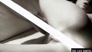 hot nude dark hair fingerbangs herself to an extreme orgasm