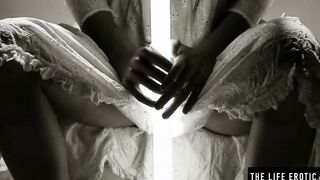 hot nude dark hair fingerbangs herself to an extreme orgasm