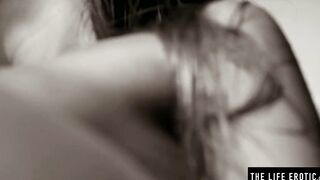 hot nude dark hair fingerbangs herself to an extreme orgasm