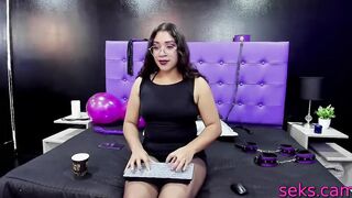 Bombshell amateur chick anal play on web cam