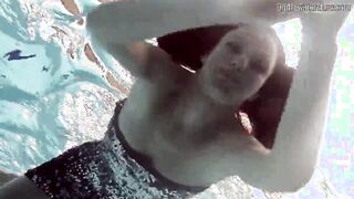 Loris Licicia bouncing her melons underwater