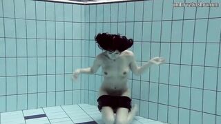 Loris Licicia bouncing her melons underwater
