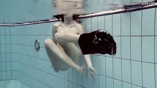 Loris Licicia bouncing her melons underwater