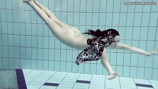 Loris Licicia bouncing her melons underwater