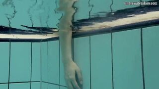 Loris Licicia bouncing her melons underwater