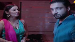 Indian Desi Girl's Hot Dance-Off with Sexy Bollywood Music