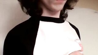 Skateboarding Hunk Seán Johannsen Jerks Off His Big Dick