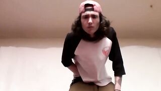 Skateboarding Hunk Seán Johannsen Jerks Off His Big Dick