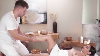 Hot & Steamy Massage Session with Sexy MILF Shelley Paige