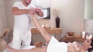 Hot & Steamy Massage Session with Sexy MILF Shelley Paige