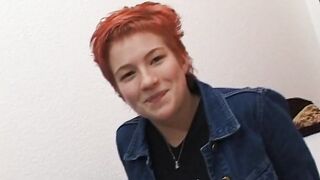 rothaarige fingert sich inside berlin