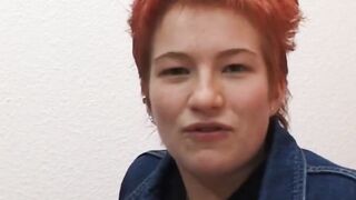 rothaarige fingert sich inside berlin