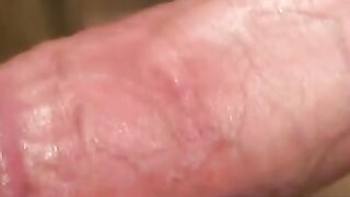 MATURE AMATEUR CHUBBY GUY JERKS OFF AND COMES HARD ON BED