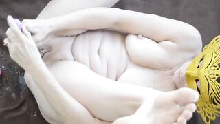 MILF Lives Cam - Older Woman Shows Off Her Pussy Close-Up & Fingers Huge Orgasm