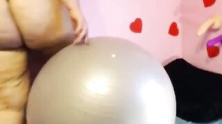 Curvy Chubby Girl's Ass Shaking Ride on Dildo