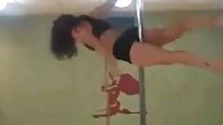 Brazilian Teacher Shows How to Dance Samba - Dança Brasileira