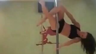 Brazilian Teacher Shows How to Dance Samba - Dança Brasileira