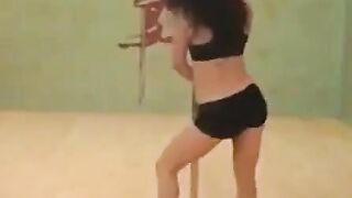 Brazilian Teacher Shows How to Dance Samba - Dança Brasileira