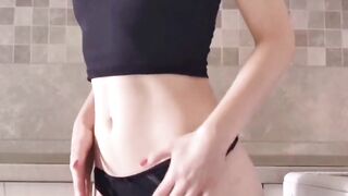 Teen WebCam Girl Fingers HERSELF To A Sensual Orgasm - MUST SEE!