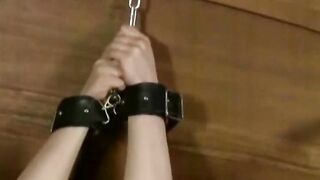 手枷足枷開脚拘束玩具責めで失禁から中出しファック