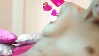 Latina Girl Toys Her Pussy on Webcam