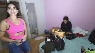 While everyone gets ready for work, the camera doesn't miss a thing - Karol Wins - Paola Gurgel - Vinny Kabuloso - Alex Lima