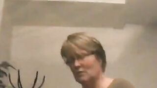 Äldre svensk amatör ger en avsugning till en äldre man