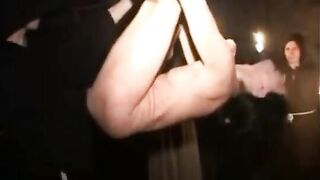 Skøre danske, tyske, italienske, spanske og svenske kones BDSM-gangbang