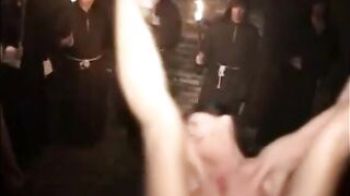 Skøre danske, tyske, italienske, spanske og svenske kones BDSM-gangbang