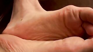 Straight hunk Billy da Kidd loves feet and wanks his meat