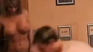 Sexy Deutschlehrerin erteilt einer glücklichen Schülerin eine Lektion