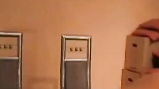 Sexy Deutschlehrerin erteilt einer glücklichen Schülerin eine Lektion