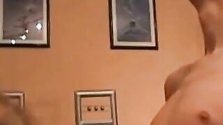 Sexy Deutschlehrerin erteilt einer glücklichen Schülerin eine Lektion