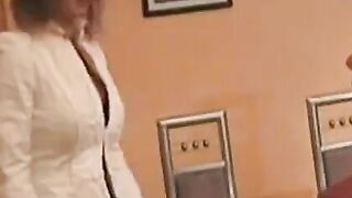 Sexy Deutschlehrerin erteilt einer glücklichen Schülerin eine Lektion