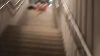 Deutsche Amateurin blinkt und pinkelt in einem Bahnhof