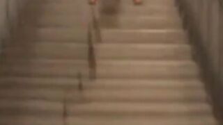 Deutsche Amateurin blinkt und pinkelt in einem Bahnhof