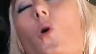 Danish Blonde's Garage Sex Ansigtsbehandling