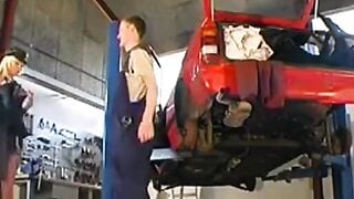 Danish Blonde's Garage Sex Ansigtsbehandling